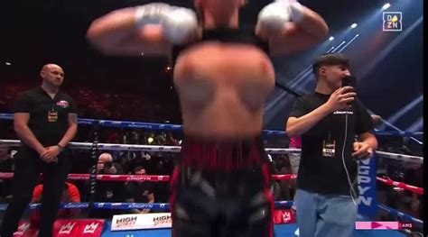 boxer that flashed|Boxing: Daniella Hemsley flashes crowd after Kingpyn。